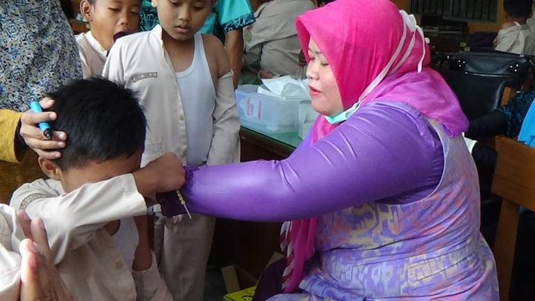 Siswa Tasik Pura-pura Pingsan Saat Hendak di Vaksin Rubella Siswa Tasik Pura-pura Pingsan Saat Hendak di Vaksin Rubella