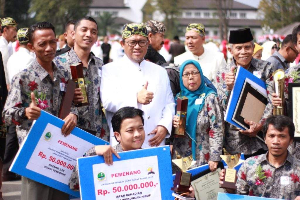 Warkina Sabet Penghargaan Gubernur Lewat Mencerdaskan Masyarakat