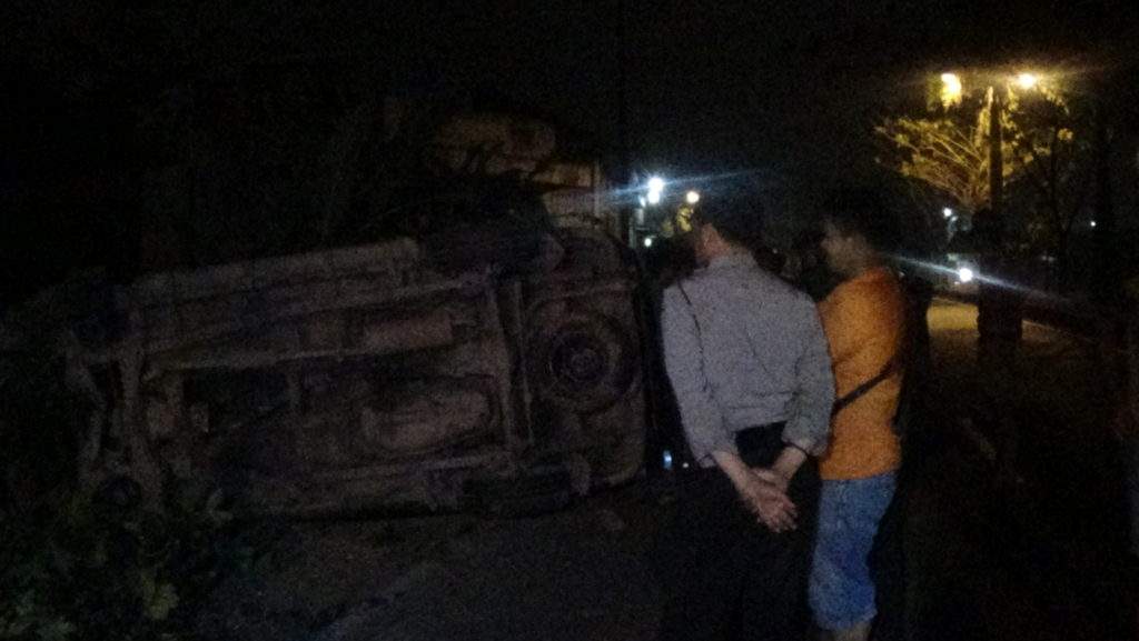 Usai Tabrak Pohon, Mobil Deni Terjun ke Parit Usai Tabrak Pohon, Mobil Deni Terjun ke Parit