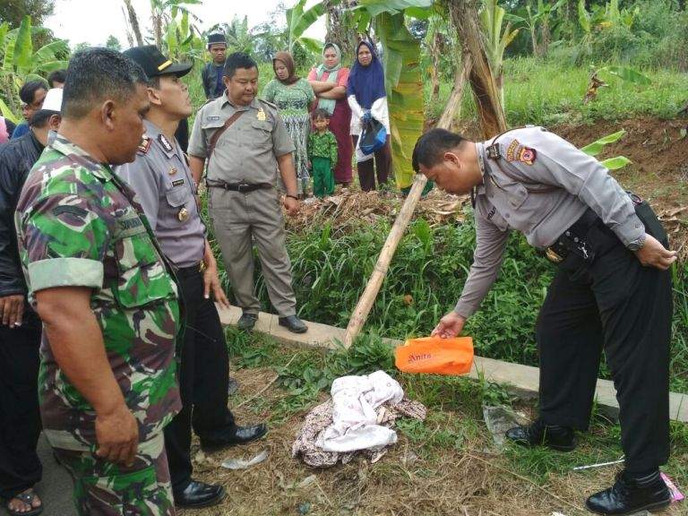 Warga Tasik Digegerkan Mayat Bayi Kantong Roti Warga Tasik Digegerkan Mayat Bayi Kantong Roti