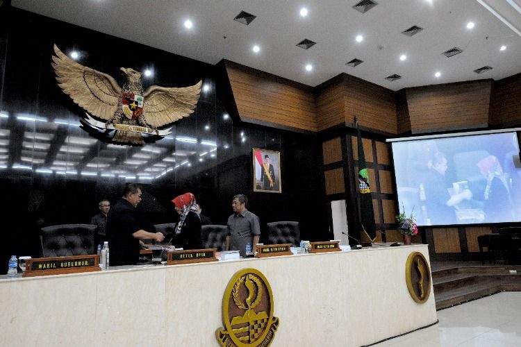 Rapat Paripurna, DPRD dan Pemprov Bahas APBD Jabar 2018