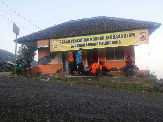Polisi Diterjunkan Untuk Bantu Pencarian Dua Korban Longsor Yang Hilang