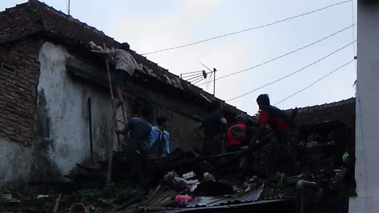 Rumah Nenek Iyah Hangus Dilahap Si Jago Merah Rumah Nenek Iyah Hangus Dilahap Si Jago Merah