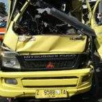 Tabrak Mobil Box, Truk Ringsek