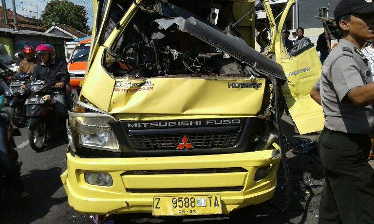 Tabrak Mobil Box, Truk Ringsek