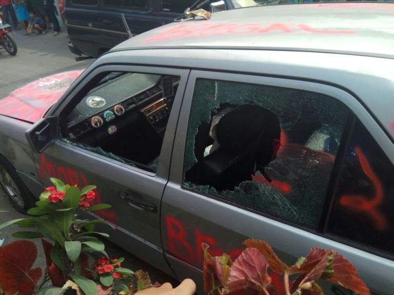 Mobil Parkir Dirusak Puluhan Orang Misterius di Tasik