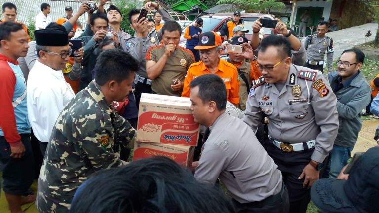 Kapolres Tasik Kota Berikan Santunan Kepada Korban Longsor Kapolres Tasik Kota Berikan Santunan Kepada Korban Longsor