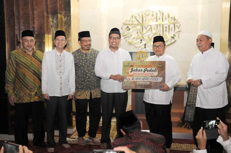 Peduli Rohingya, Jabar Serahkan Bantuan Rp 2,1 Miliar Melalui Rumah Zakat