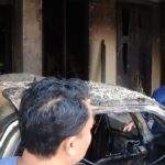 Mobil Yang Tengah Terparkir di Garasi Rumah Mendadak Terbakar