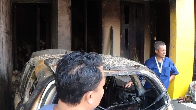 Mobil Yang Tengah Terparkir di Garasi Rumah Mendadak Terbakar