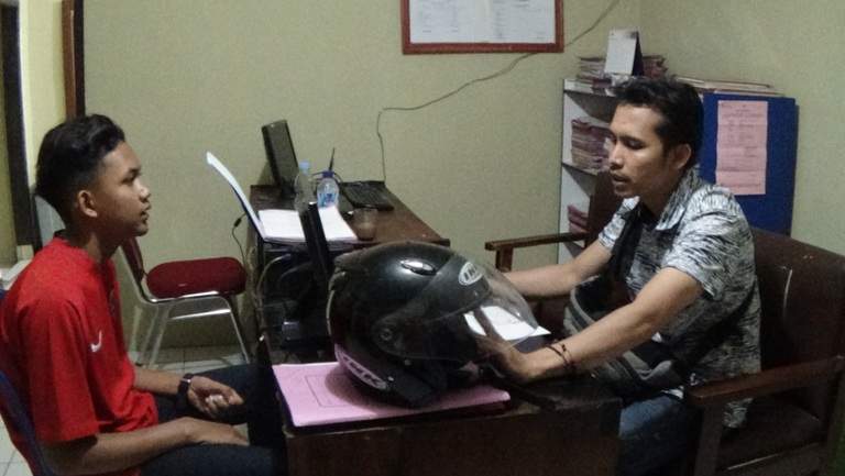 Nekad Curi Helm, Seorang Remaja di Tasik Nyaris Dihakimi Massa Nekad Curi Helm, Seorang Remaja di Tasik Nyaris Dihakimi Massa