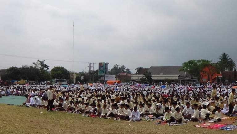 Ribuan Warga Tasik Gelar Do'a Bersama Untuk Rohingya Ribuan Warga Tasik Gelar Do'a Bersama Untuk Rohingya