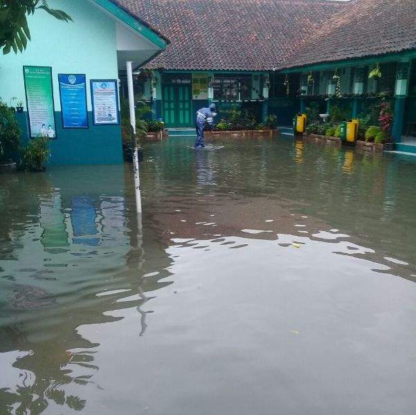 Terendam Banjir, SDN Sukamenak Tasik Terpaksa Diliburkan