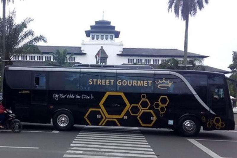 Bus Yang Disulap Jadi Restoran Berjalan di Bandung, Penasaran?