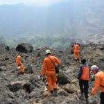 Tim SAR Temukan Barang Korban Longsor Kawah Galunggung