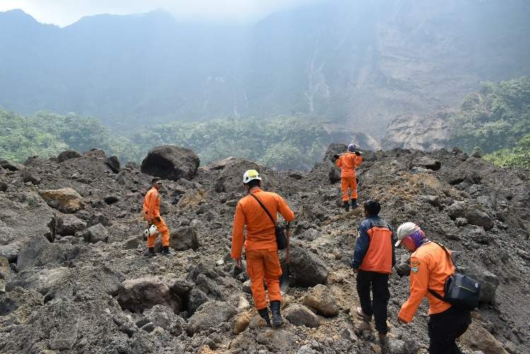 Tim SAR Temukan Barang Korban Longsor Kawah Galunggung