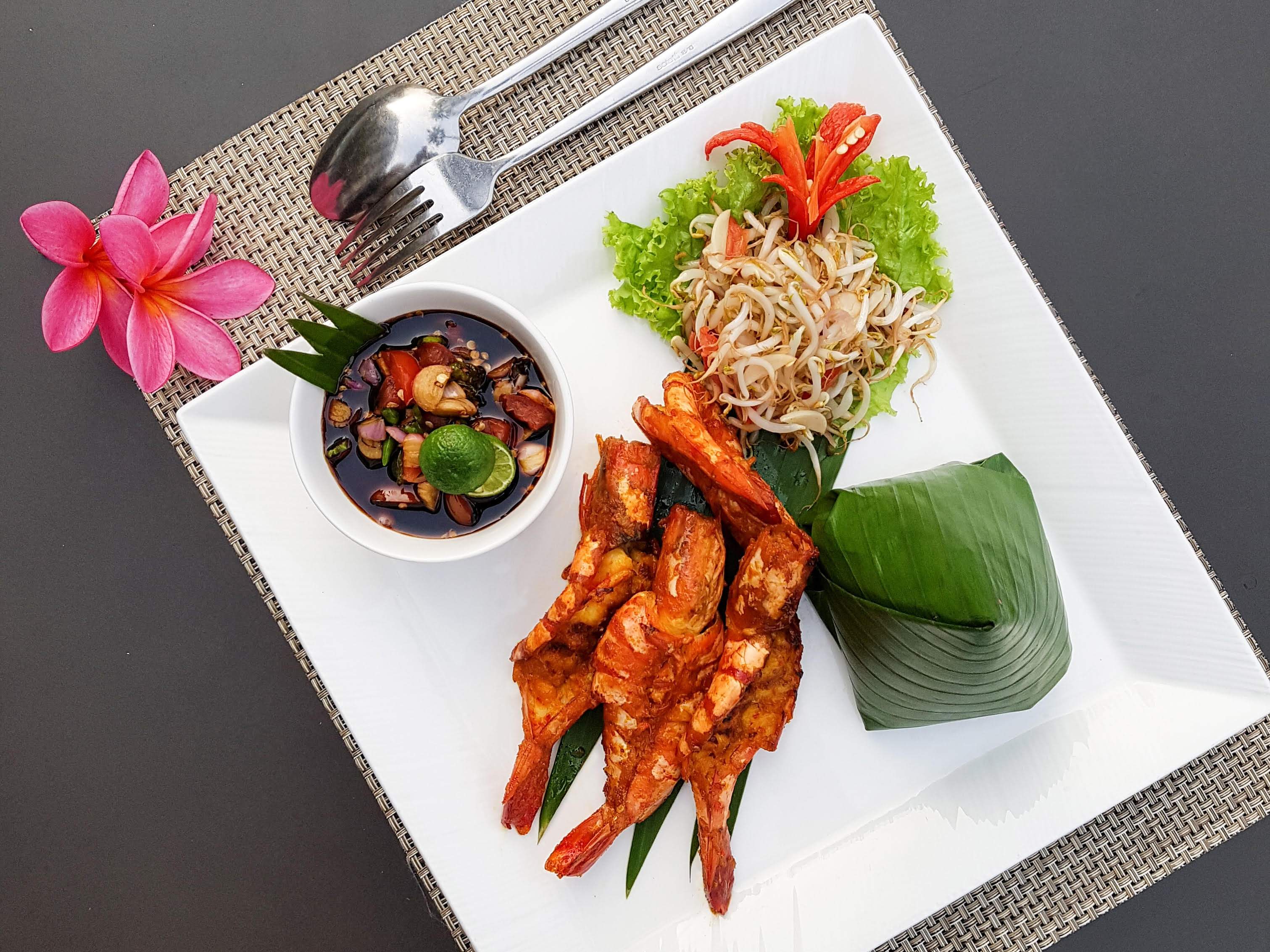 HS Premiere Kota Harapan Indah Sajikan Udang Bakar Sambal Colo Colo