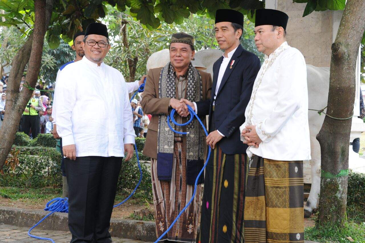 Jokowi Kurban Sapi di Kampung Aher, Sukabumi