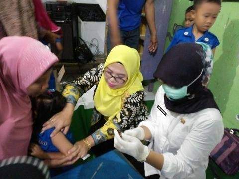 Bunda PAUD Gebang Pantau Langsung Imunisasi MR Di Dompyong Wetan Bunda PAUD Gebang Pantau Langsung Imunisasi MR Di Dompyong Wetan