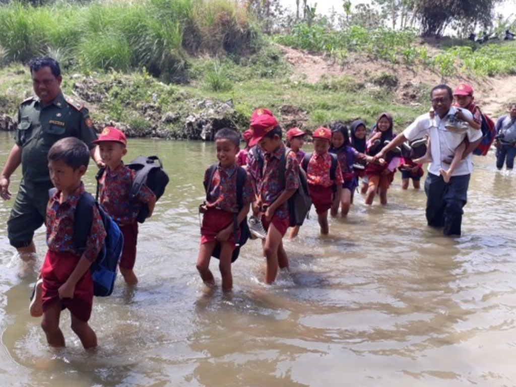 40 Siswa SD Di Ciledug Gadaikan Nyawa Tiap Hari