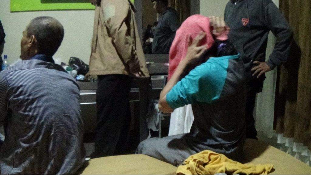 Kepergok Mesum Di Hotel, Pelaku Ngakunya Anak & Ayah Kepergok Mesum Di Hotel, Pelaku Ngakunya Anak & Ayah