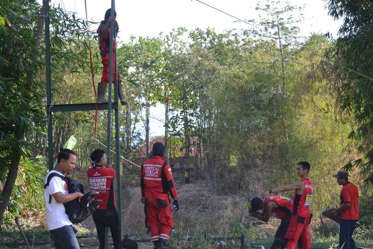 Jembatan Gantung Ciledug Wetan Dibangun Tim VRI