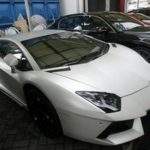 KPK Lelang Murah 19 Mobil Mewah Hasil Sitaan, Minat?