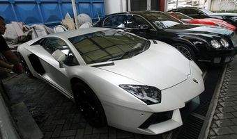 KPK Lelang Murah 19 Mobil Mewah Hasil Sitaan, Minat?