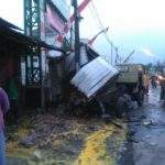 Diduga Lepas Kendali, Dua Mobil Hino Saling Bertabrakan