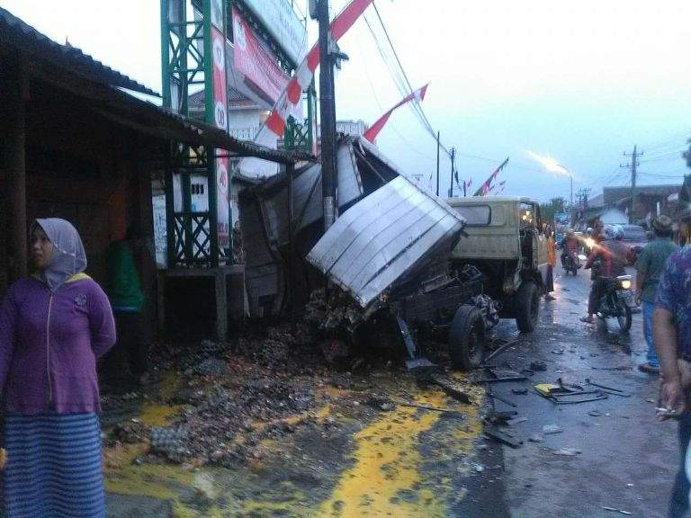 Diduga Lepas Kendali, Dua Mobil Hino Saling Bertabrakan