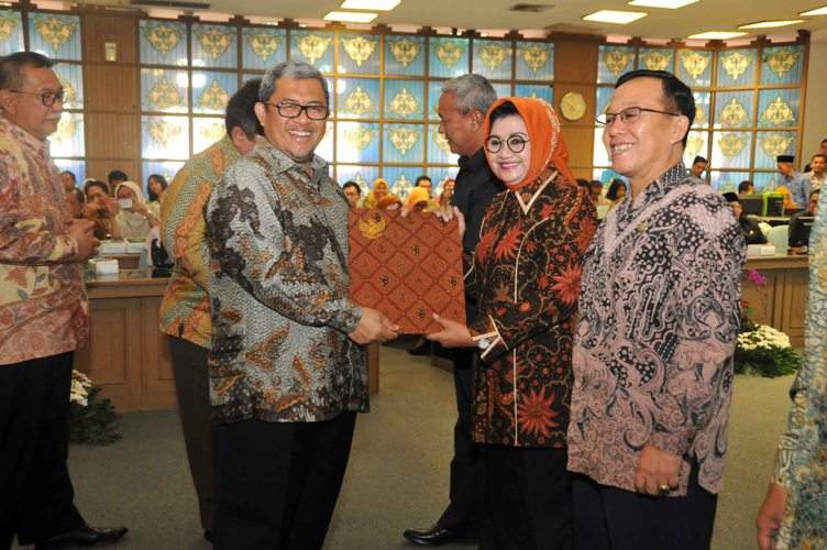 Aher Dorong Pemda di Jabar Raih Predikat A Laporan AKIP Aher Dorong Pemda di Jabar Raih Predikat A Laporan AKIP