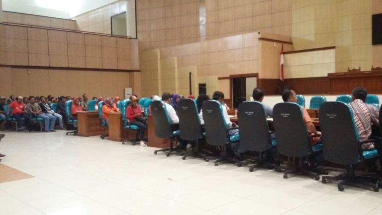 Pergi Ke Toilet Jadi Pemicu Warga & Anggota DPRD Ini Adu Mulut Pergi Ke Toilet Jadi Pemicu Warga & Anggota DPRD Ini Adu Mulut