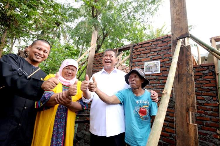 Demiz Serahkan BSPS di Rancabuaya