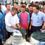 Demiz dan KKP RI Bagikan Alat Penangkap Ikan Ramah Lingkungan di Cirebon