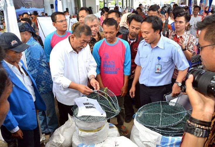 Demiz dan KKP RI Bagikan Alat Penangkap Ikan Ramah Lingkungan di Cirebon