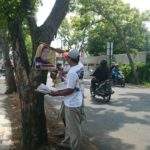 Demi Keindahan, Relawan HR Cabutin Baligho HR di Pohon-pohon