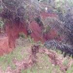 Belum Ada Alat Berat, Polisi Bersihkan Material Longsor Tiga Meter Gunakan Cangkul