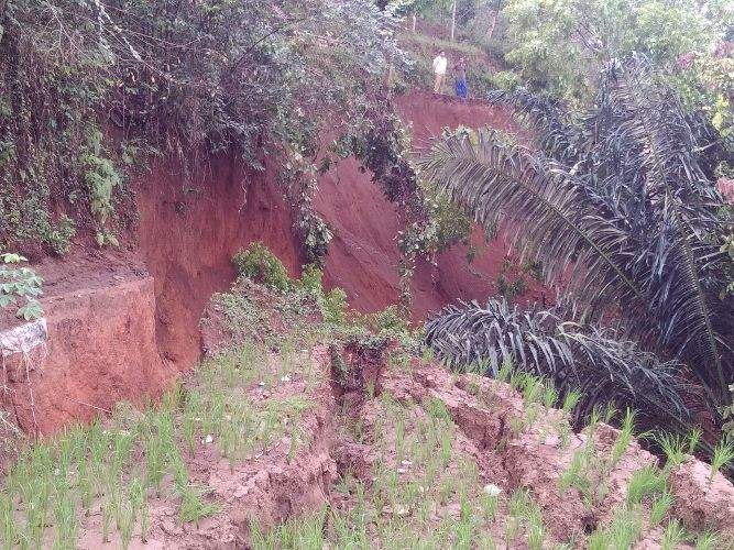 Belum Ada Alat Berat, Polisi Bersihkan Material Longsor Tiga Meter Gunakan Cangkul