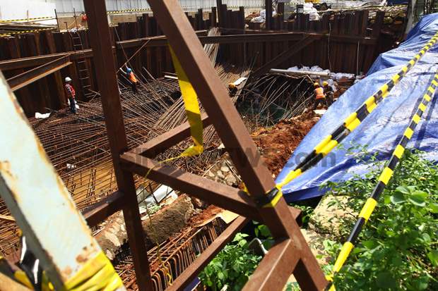 Ini Penyebab Longsor di Depan Gedung Menara Saidah