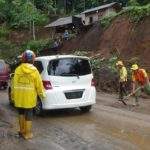 Longsor Tutup Sebagian Badan Jalan Tasik Menuju Garut