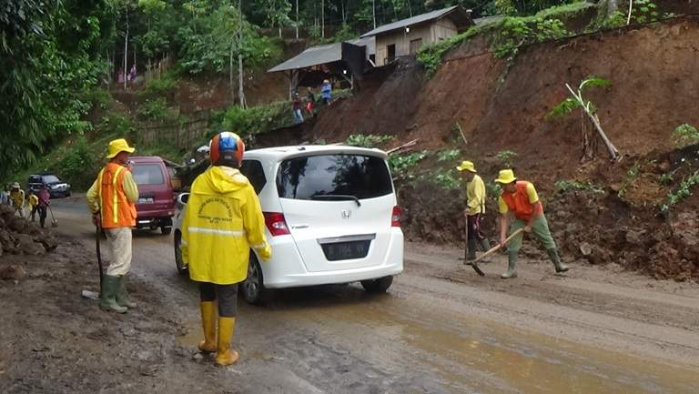 Longsor Tutup Sebagian Badan Jalan Tasik Menuju Garut Longsor Tutup Sebagian Badan Jalan Tasik Menuju Garut
