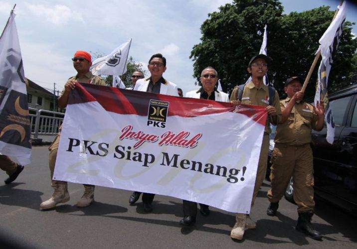 Ke KPU, PKS Lakukan Long March Diiringi Hadrah Ke KPU, PKS Lakukan Long March Diiringi Hadrah