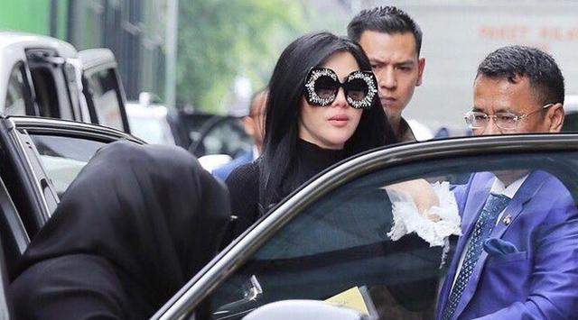 Menakjubkan Harga Kacamata Syahrini Bertabur Kristal Ini