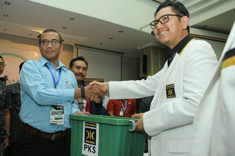 PKS Serahkan 2800 Kartu Tanda Anggota ke KPU