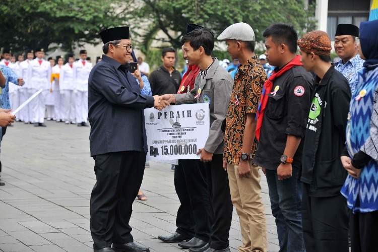 Peringati HSP Ke-89, Aher Serahkan Penghargaan Ke Organisasi dan Individu Pemuda Jabar Peringati HSP Ke-89, Aher Serahkan Penghargaan Ke Organisasi dan Individu Pemuda Jabar