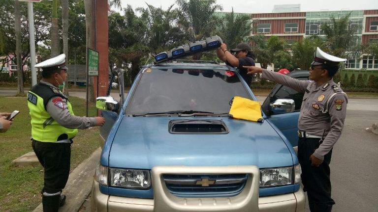 Sat Lantas Polrestro Bekasi Tindak Pengendara Yang Gunakan Lampu Rotator