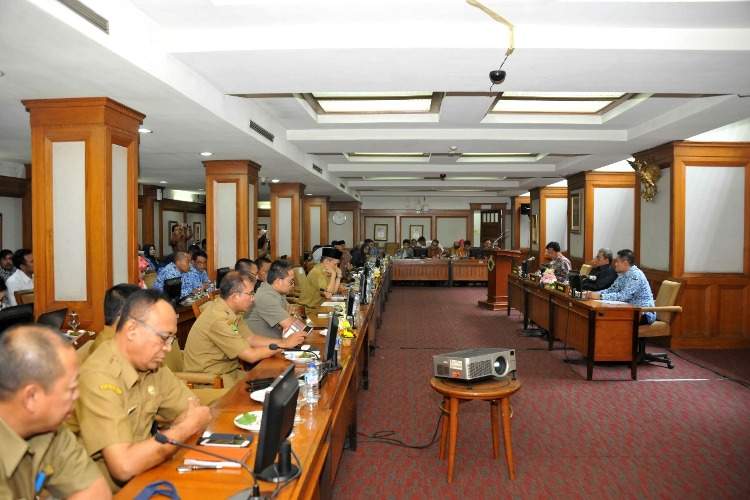 Tekan Inflasi, Aher Minta Bupati/ Walikota Pantau Harga Sembako dan Distribusinya