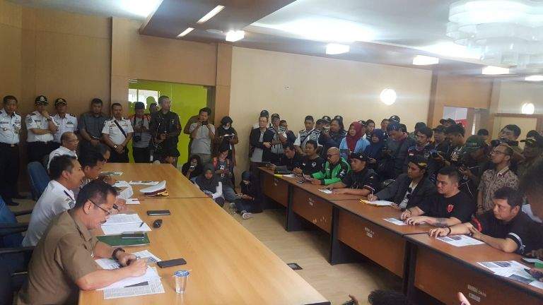 Terkait Transportasi Online, Pemprov Jabar Meminta Semua Pihak Menahan Diri Terkait Transportasi Online, Pemprov Jabar Meminta Semua Pihak Menahan Diri