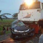 Brakk..!! KA Tabrak Mobil Di Pabedilan, Satu Tewas