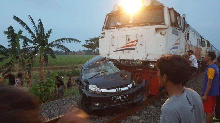 Brakk..!! KA Tabrak Mobil Di Pabedilan, Satu Tewas Brakk..!! KA Tabrak Mobil Di Pabedilan, Satu Tewas